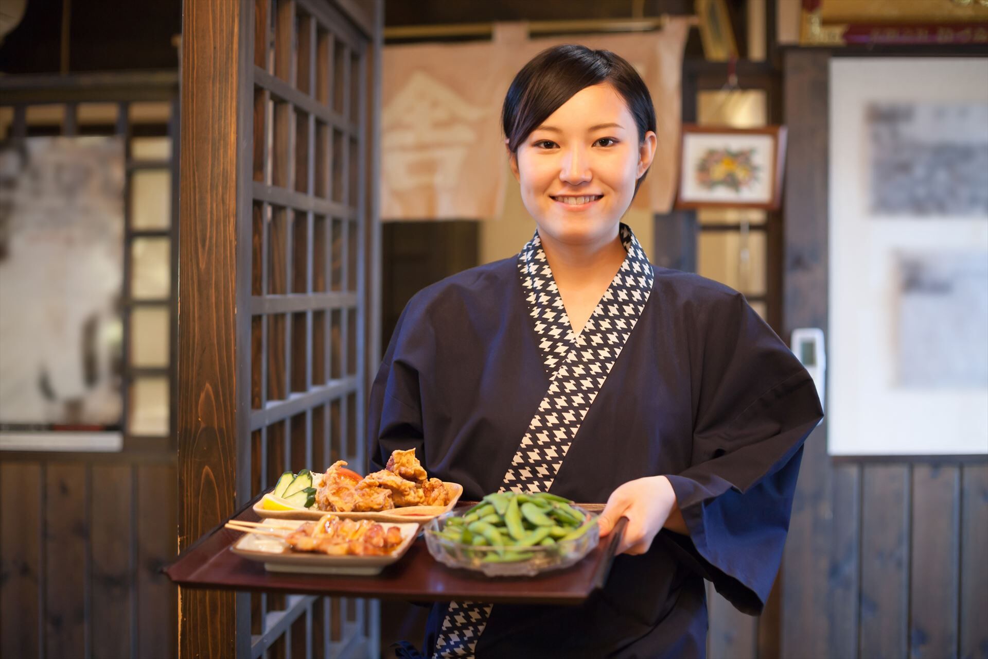料理を出す女性スタッフ