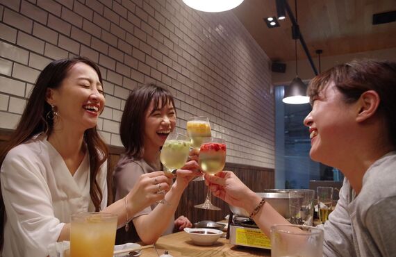 友人たちのお食事だけでなく女子会にもご利用いただけるもつ鍋コース | 中野区で居酒屋をお探しならもつ鍋無二彩