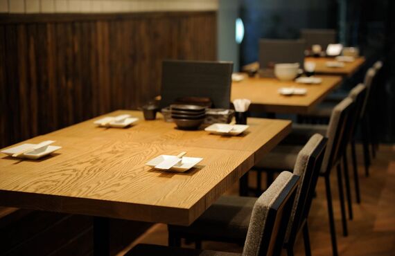 バーのようなゆったりと落ち着いた雰囲気で楽しめるもつ鍋 | 中野区で居酒屋をお探しならもつ鍋無二彩